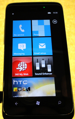 図 1 ：HTC から販売されている Windows Phone 7 を搭載した「HTC 7 Trophy」